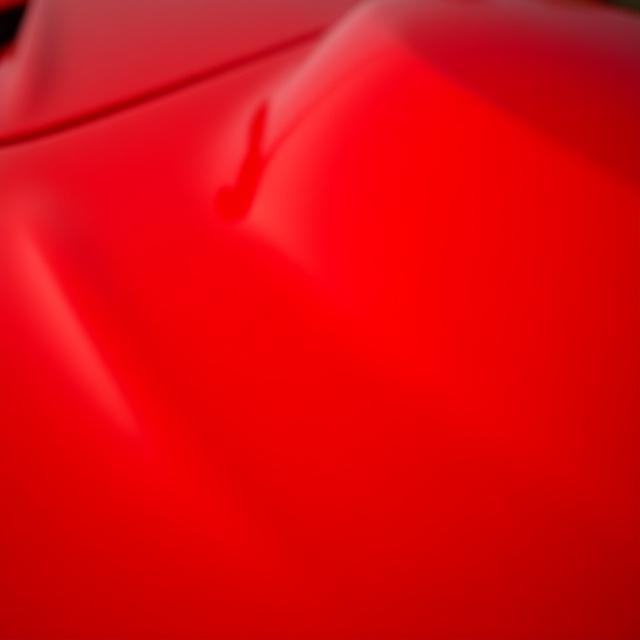 Dettaglio cofano lucido di una Ferrari rossa